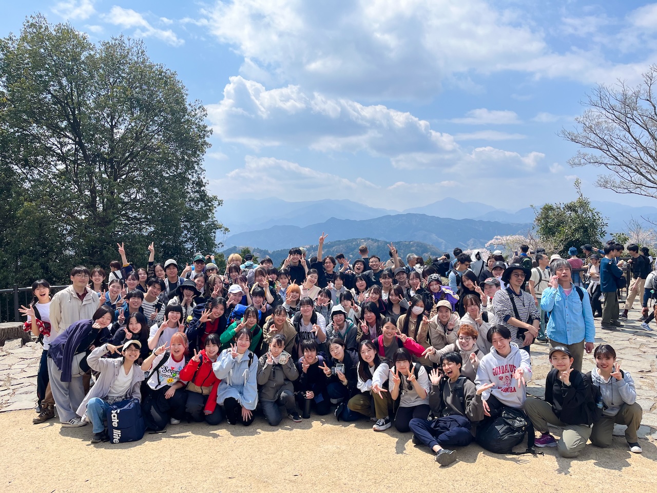高尾山の山頂で記念撮影